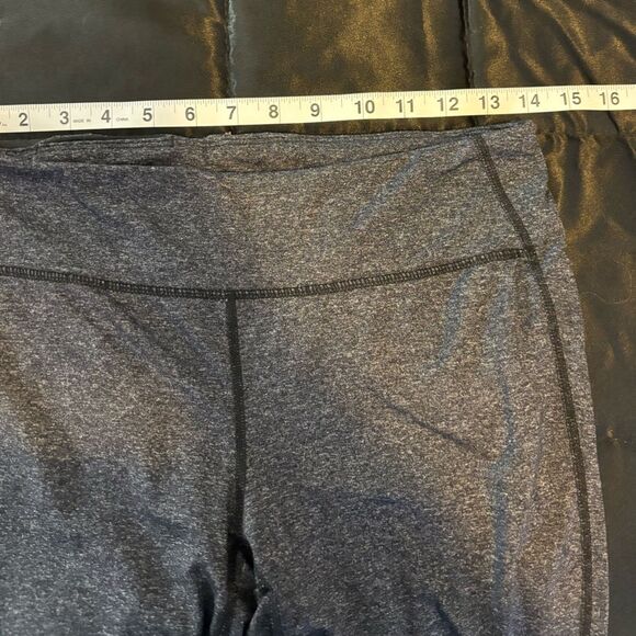 Gap Fit Gray Capri Athletic Workout Leggings Size Medium - Picture 7 of 9